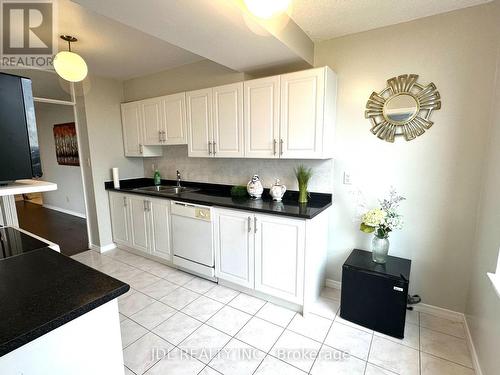 942 - 25 Bamburgh Circle, Toronto, ON - Indoor Photo Showing Kitchen With Double Sink