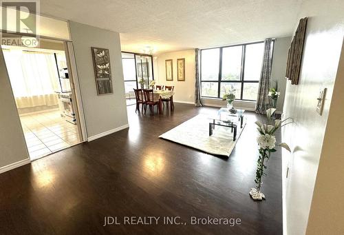 942 - 25 Bamburgh Circle, Toronto, ON - Indoor Photo Showing Living Room