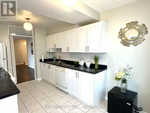 942 - 25 Bamburgh Circle, Toronto, ON - Indoor Photo Showing Kitchen With Double Sink