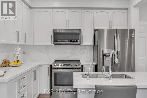 319 Powys Street, Milton, ON - Indoor Photo Showing Kitchen With Upgraded Kitchen