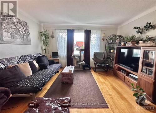 208 Cambridge Street N, Ottawa, ON - Indoor Photo Showing Living Room