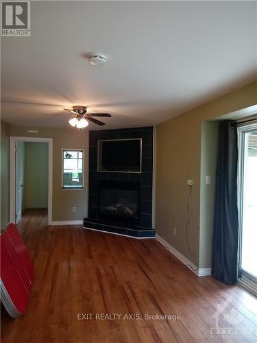 13 Bayview Crescent, Montague, ON - Indoor Photo Showing Living Room