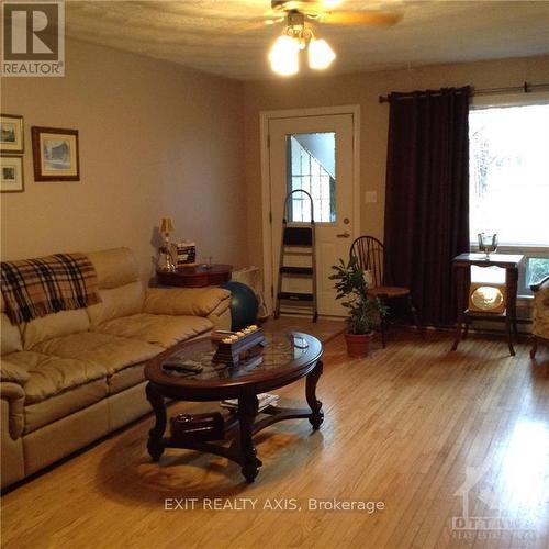 13 Bayview Crescent, Montague, ON - Indoor Photo Showing Living Room