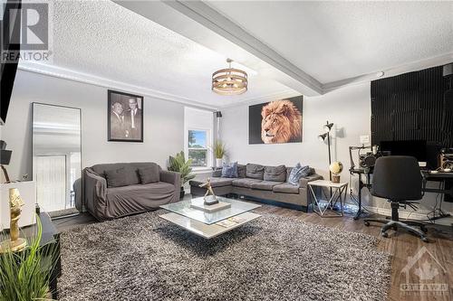 1368 Labrie Avenue, Cyrville - Carson Grove - Pineview (2203 - Cyrville Rd./Industrial Park), ON - Indoor Photo Showing Living Room