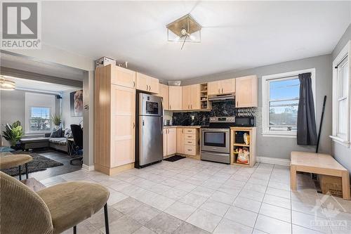 1368 Labrie Avenue, Cyrville - Carson Grove - Pineview (2203 - Cyrville Rd./Industrial Park), ON - Indoor Photo Showing Kitchen