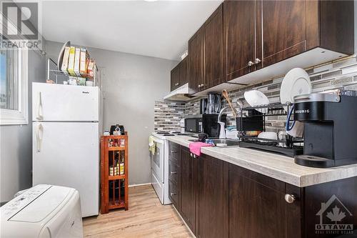 1368 Labrie Avenue, Cyrville - Carson Grove - Pineview (2203 - Cyrville Rd./Industrial Park), ON - Indoor Photo Showing Kitchen