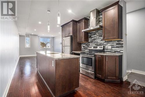 453 Booth Street, West Centre Town (4205 - West Centre Town), ON - Indoor Photo Showing Kitchen With Upgraded Kitchen