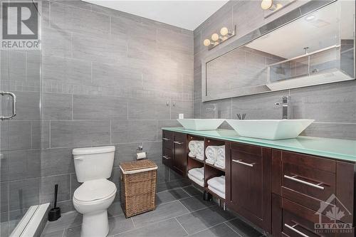 453 Booth Street, West Centre Town (4205 - West Centre Town), ON - Indoor Photo Showing Bathroom