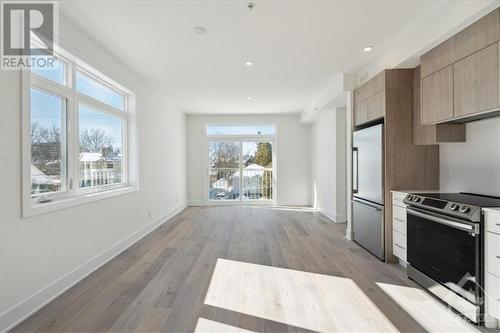 683 Melbourne Avenue, Carlingwood - Westboro And Area (5105 - Laurentianview), ON - Indoor Photo Showing Kitchen