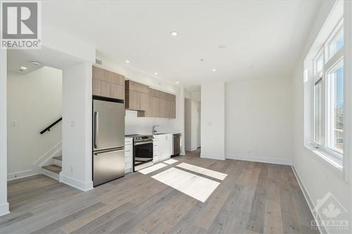 683 Melbourne Avenue, Carlingwood - Westboro And Area (5105 - Laurentianview), ON - Indoor Photo Showing Kitchen