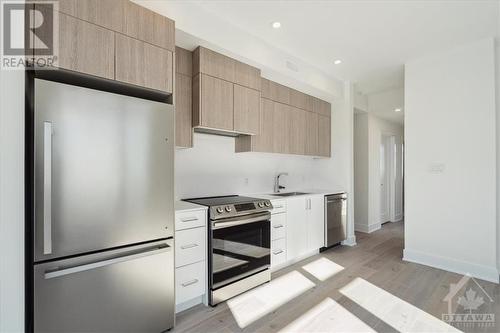 683 Melbourne Avenue, Carlingwood - Westboro And Area (5105 - Laurentianview), ON - Indoor Photo Showing Kitchen With Stainless Steel Kitchen