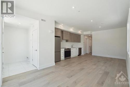 683 Melbourne Avenue, Carlingwood - Westboro And Area (5105 - Laurentianview), ON - Indoor Photo Showing Kitchen