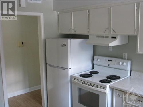 677 Borthwick Avenue, Overbook - Castleheights And Area (3504 - Castle Heights/Rideau High), ON - Indoor Photo Showing Kitchen