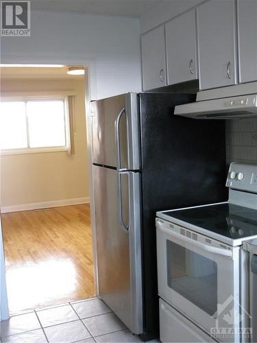 677 Borthwick Avenue, Overbook - Castleheights And Area (3504 - Castle Heights/Rideau High), ON - Indoor Photo Showing Kitchen