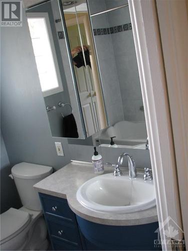 677 Borthwick Avenue, Overbook - Castleheights And Area (3504 - Castle Heights/Rideau High), ON - Indoor Photo Showing Bathroom