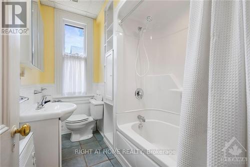 27 & 29 Third Avenue, Ottawa, ON - Indoor Photo Showing Bathroom