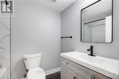 142/144 Montfort Street, Ottawa, ON - Indoor Photo Showing Bathroom