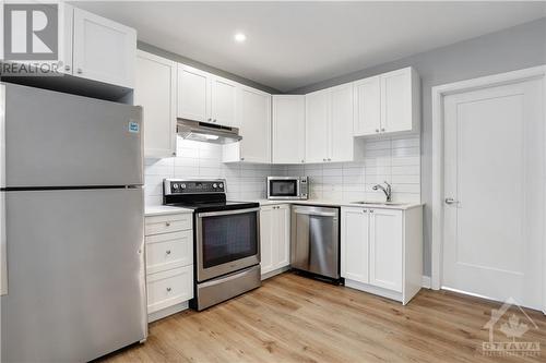 142/144 Montfort Street, Vanier And Kingsview Park (3402 - Vanier), ON - Indoor Photo Showing Kitchen