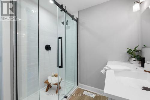 184 Keefer Road, Thorold (558 - Confederation Heights), ON - Indoor Photo Showing Bathroom