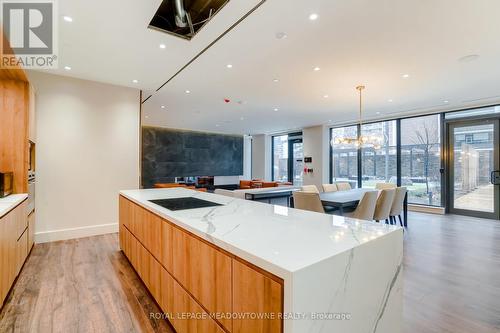 616 - 21 Park Street E, Mississauga, ON - Indoor Photo Showing Kitchen