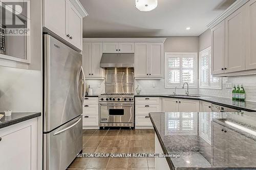 3362 Fox Run Circle, Oakville, ON - Indoor Photo Showing Kitchen With Upgraded Kitchen