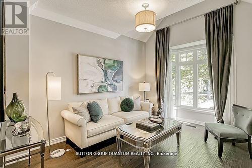 3362 Fox Run Circle, Oakville, ON - Indoor Photo Showing Living Room