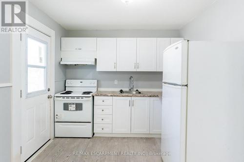 289 Roxborough Avenue N, Hamilton, ON - Indoor Photo Showing Kitchen