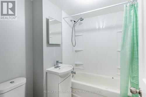 289 Roxborough Avenue N, Hamilton, ON - Indoor Photo Showing Bathroom