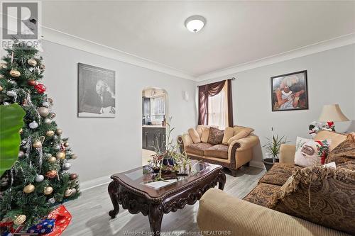 2674 Alexis Road, Windsor, ON - Indoor Photo Showing Living Room