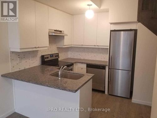 47 - 300 Alex Gardner Circle, Aurora, ON - Indoor Photo Showing Kitchen With Upgraded Kitchen