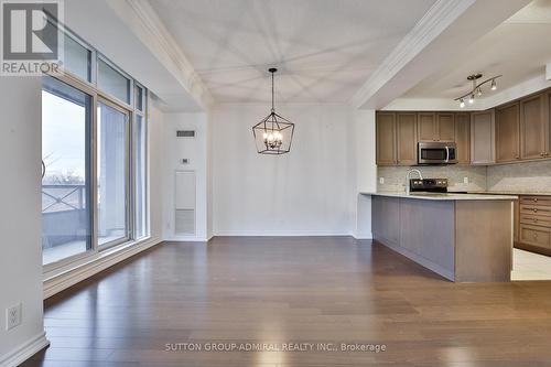 212 - 9235 Jane Street, Vaughan, ON - Indoor Photo Showing Kitchen