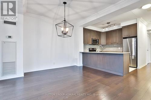 212 - 9235 Jane Street, Vaughan, ON - Indoor Photo Showing Kitchen