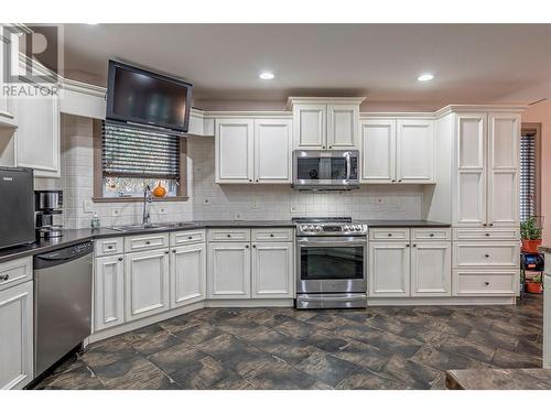 1618 Simons Road, Spallumcheen, BC - Indoor Photo Showing Kitchen