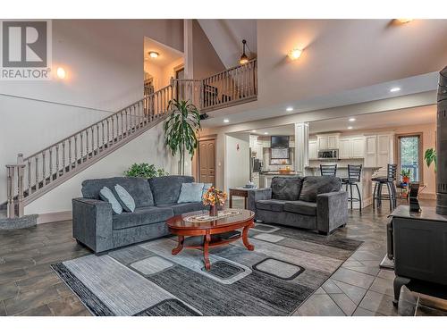 1618 Simons Road, Spallumcheen, BC - Indoor Photo Showing Living Room