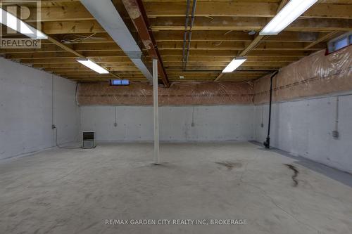 74 St. Lawrence Drive, Welland (767 - N. Welland), ON - Indoor Photo Showing Garage