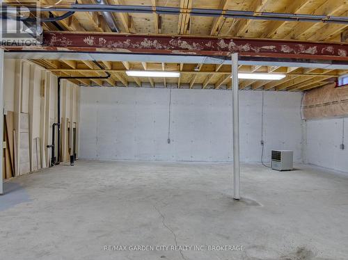 74 St. Lawrence Drive, Welland (767 - N. Welland), ON - Indoor Photo Showing Garage