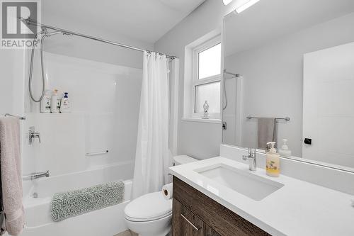 Second floor full bathroom - 1933 Ethel Street, Kelowna, BC - Indoor Photo Showing Bathroom