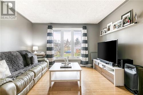 1147 Lonsdale Avenue, Greater Sudbury, ON - Indoor Photo Showing Living Room