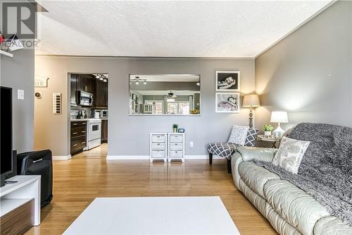 1147 Lonsdale Avenue, Greater Sudbury, ON - Indoor Photo Showing Living Room