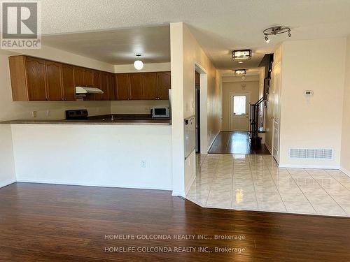 3041 Wrigglesworth Crescent, Mississauga, ON - Indoor Photo Showing Kitchen