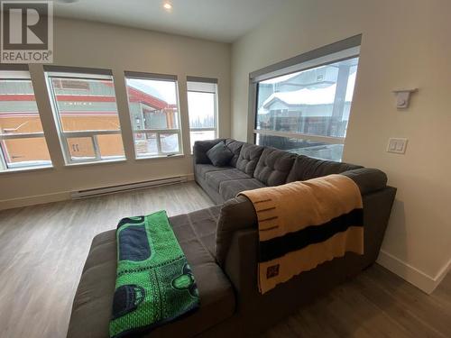 5075 Snowbird Way Unit# 8B, Big White, BC - Indoor Photo Showing Living Room