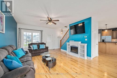 125 Deborah Drive, Strathroy-Caradoc (Ne), ON - Indoor Photo Showing Living Room With Fireplace