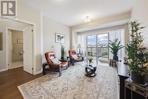 301 - 400 William Graham Drive, Aurora, ON - Indoor Photo Showing Living Room