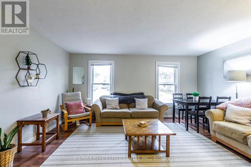 321 Cole Road, Guelph, ON - Indoor Photo Showing Living Room