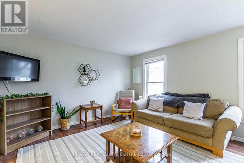 321 Cole Road, Guelph, ON - Indoor Photo Showing Living Room