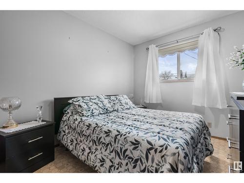 12020 85 St Nw Nw, Edmonton, AB - Indoor Photo Showing Bedroom