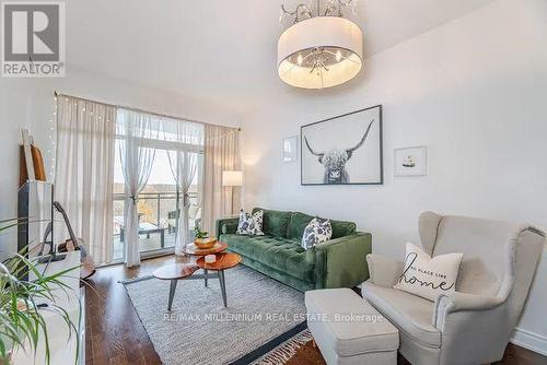 527 - 281 Woodbridge Avenue, Vaughan, ON - Indoor Photo Showing Living Room