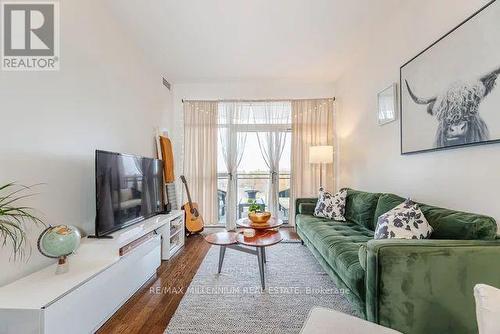 527 - 281 Woodbridge Avenue, Vaughan, ON - Indoor Photo Showing Living Room