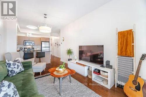 527 - 281 Woodbridge Avenue, Vaughan, ON - Indoor Photo Showing Living Room