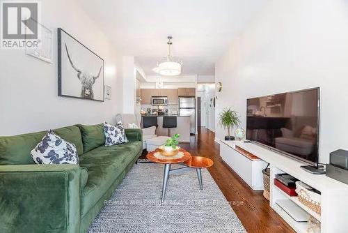 527 - 281 Woodbridge Avenue, Vaughan, ON - Indoor Photo Showing Living Room